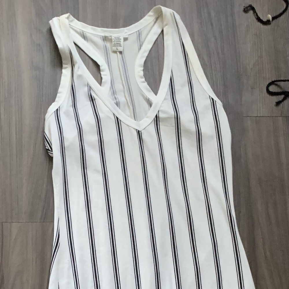 This item has never been worn and it is stretchy.